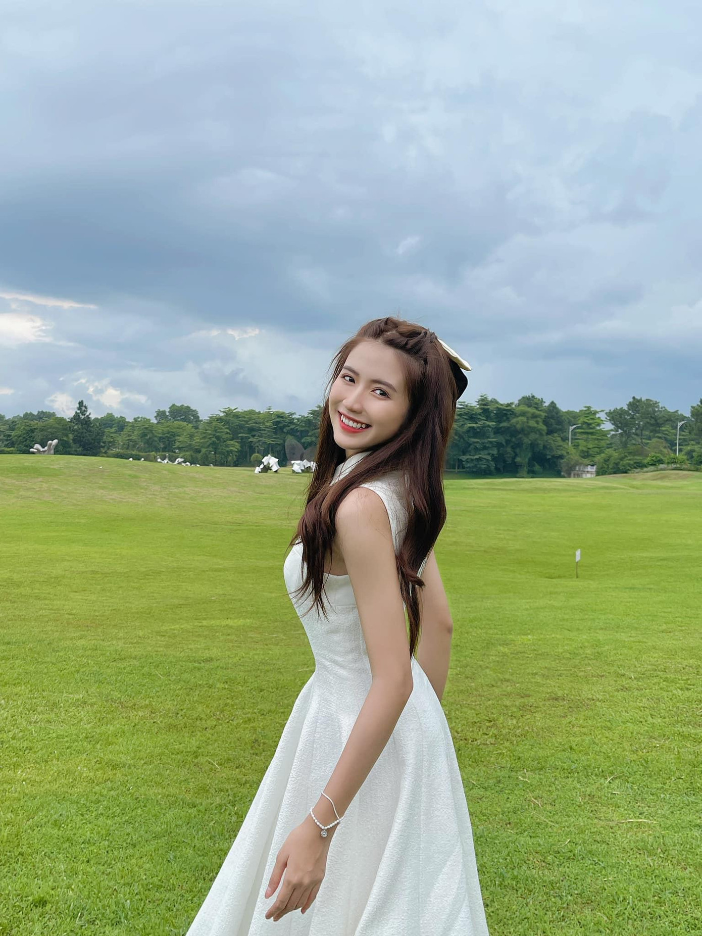 Doãn Quốc Đam (vai Phong) và Ngọc Huyền (vai Vân Vân) xúng xính áo quần dự hôn lễ. Doãn Quốc Đam (vai Phong) và Ngọc Huyền (vai Vân Vân) xúng xính áo quần dự hôn lễ.