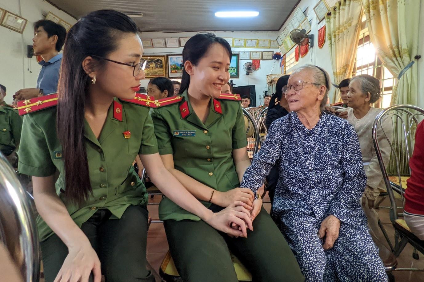 Thanh niên CATP Hà Nội thăm hỏi và tặng quà người có công với cách mạng, gia đình chính sách, thương bệnh binh, gia đình liệt sĩ.