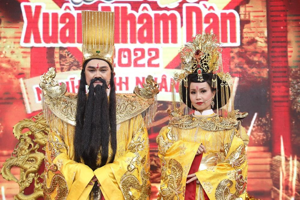 Những bộ trang phục tại Táo Xuân được đầu tư kỹ lưỡng và đầy màu sắc. Đặc biệt, hai ngôi sao vào vai Ngọc Hoàng và Thiên Hậu đều sử dụng trang phục mang tính thẩm mỹ, cầu kỳ đến từng chi tiết.