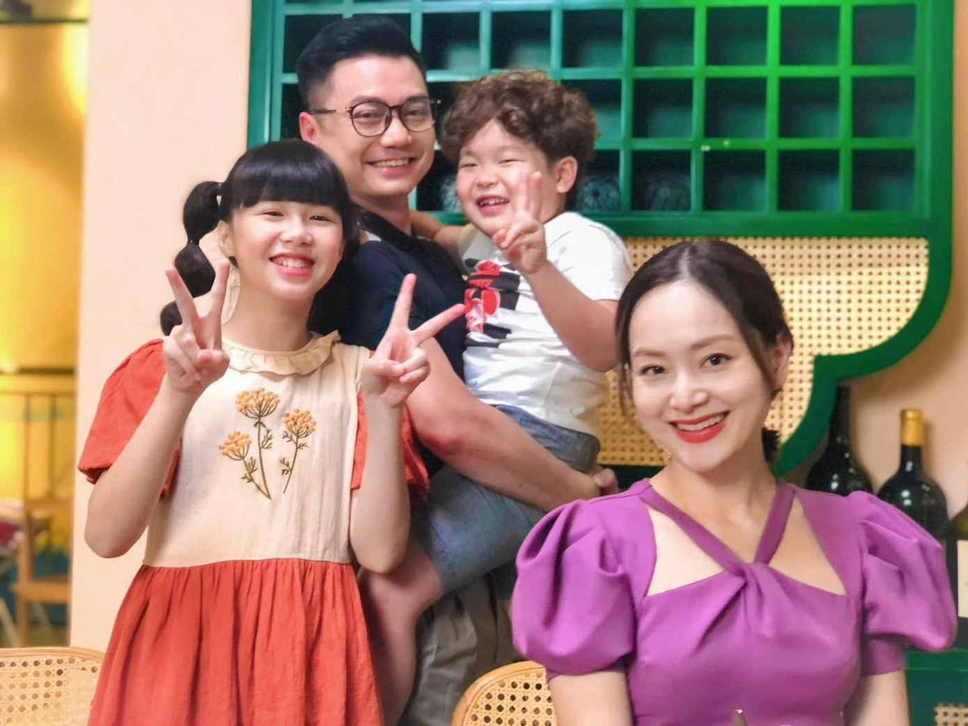 Bác sĩ Minh bước vào cuộc sống của mẹ con Khánh. Bác sĩ Minh bước vào cuộc sống của mẹ con Khánh.