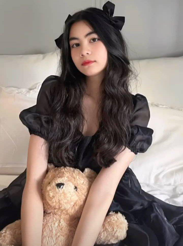 Hai vợ chồng MC Quyền Linh từng tiết lộ, Hạt Dẻ dạn dĩ và cá tính hơn nhiều so với Lọ Lem.