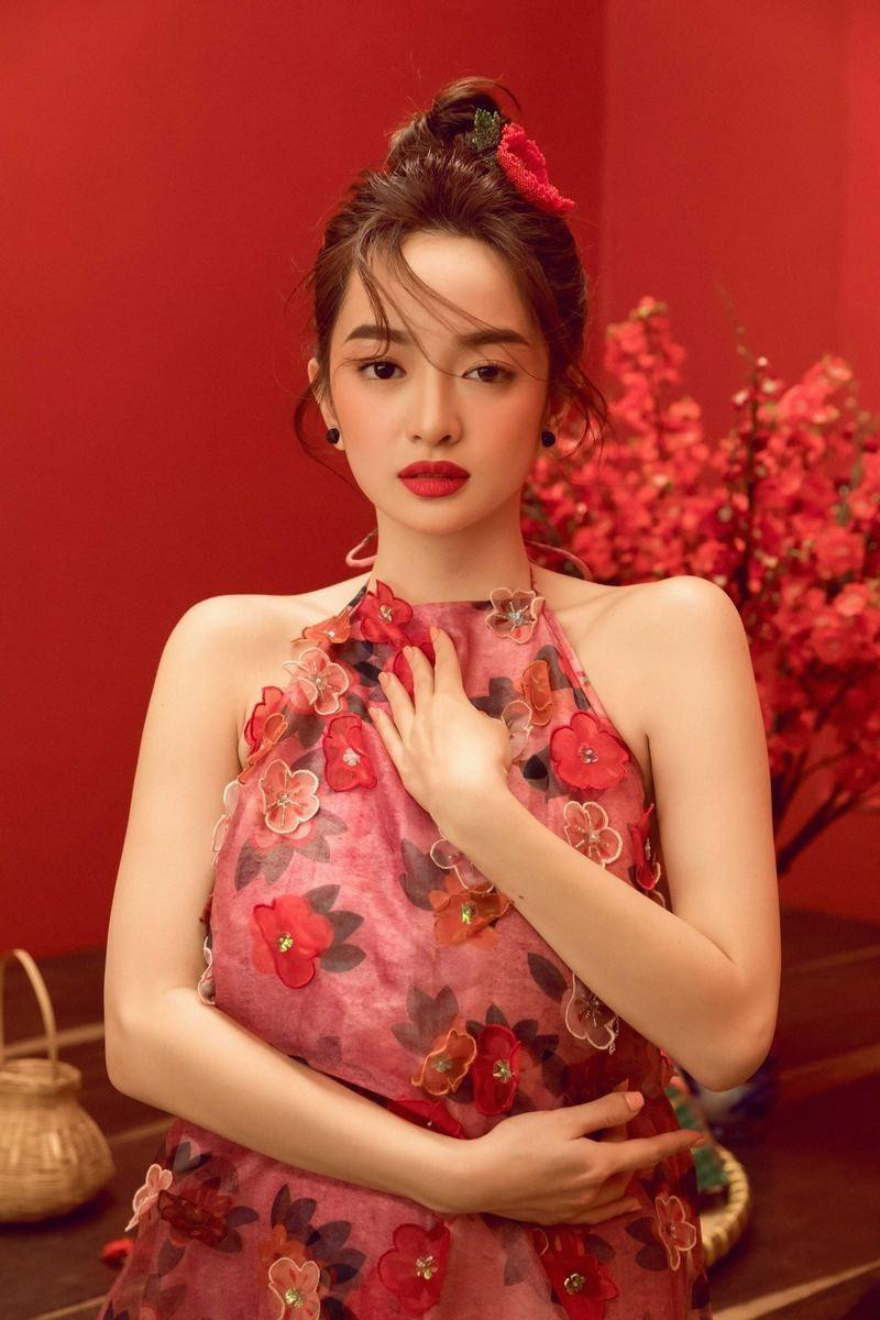 Sau khi hút mỡ vòng 1, người đẹp càng trở nên thu hút, quyến rũ hơn.