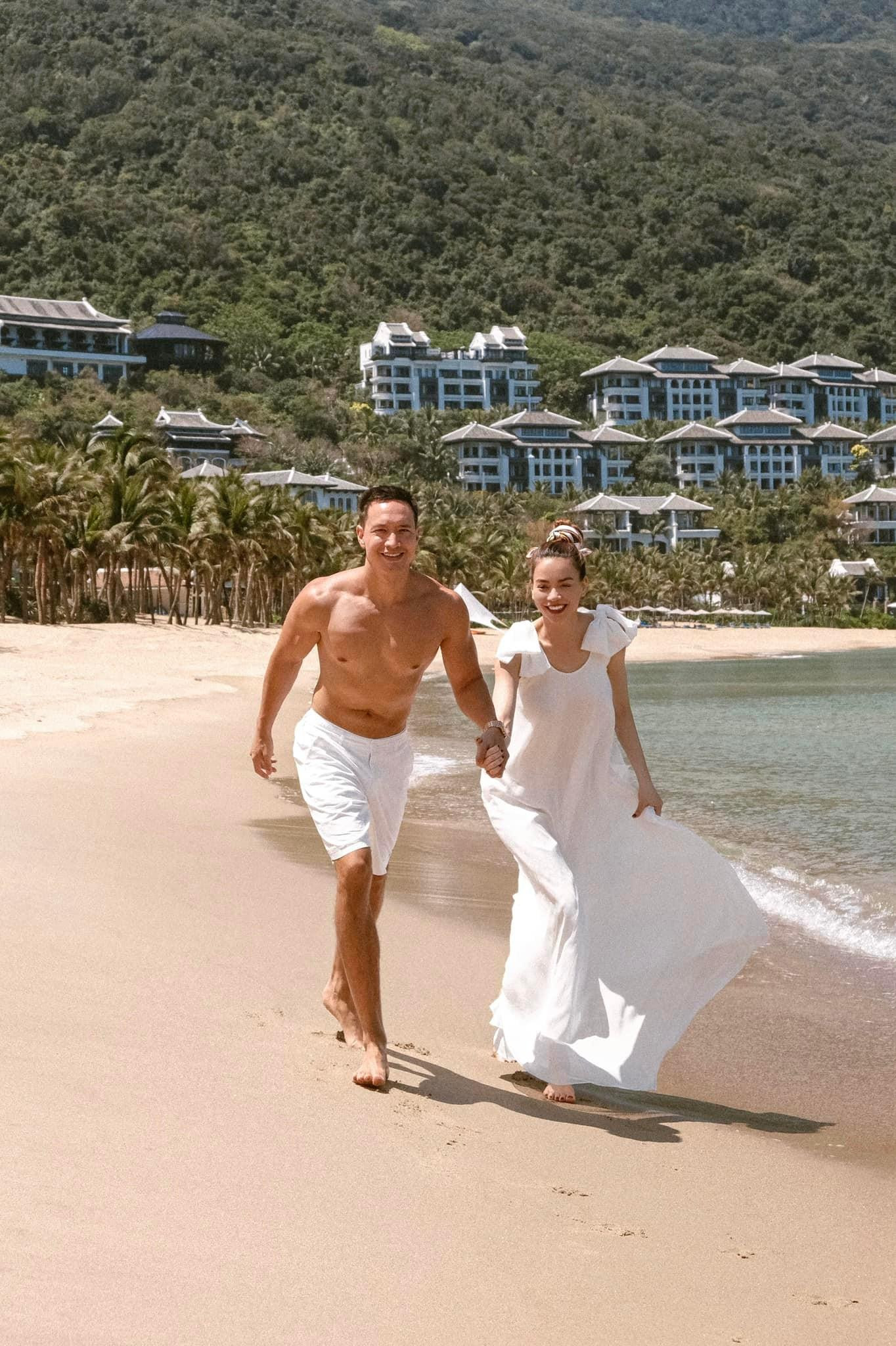 Cặp đôi đã làm thủ tục đăng ký kết hôn từ năm 2020 nhưng chưa tổ chức đám cưới. Khán giả mong chờ trong năm nay sẽ được chứng kiến Hà Hồ lên xe hoa.