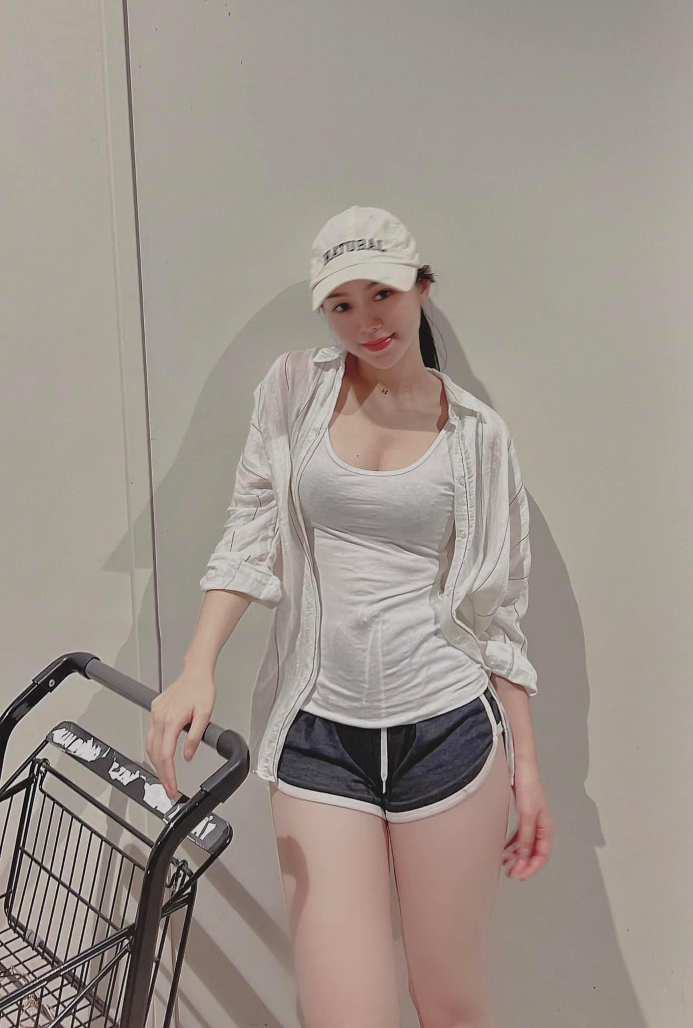 Không chỉ sở hữu gương mặt xinh đẹp, mỹ nhân sinh năm 1995 còn “đốn tim” fan bởi vóc dáng khỏe khoắn, ba vòng “bốc lửa”.