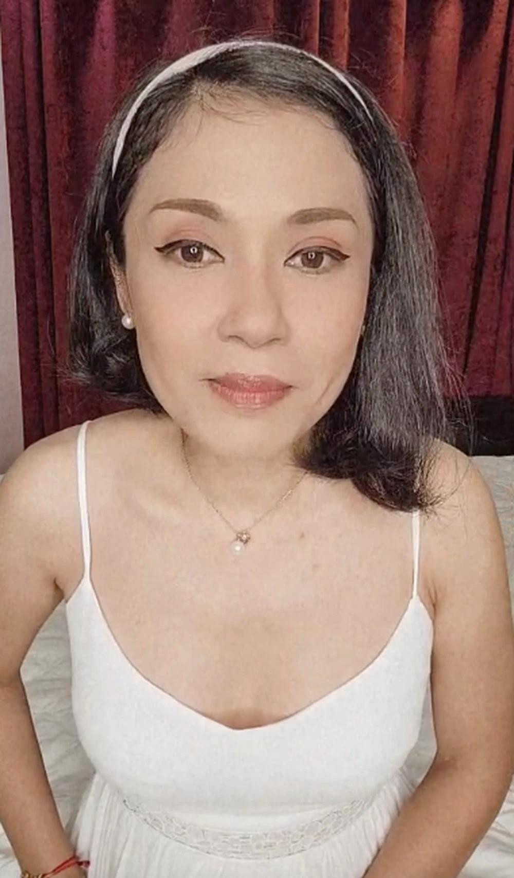 Việt Trinh tâm sự trên livestream Việt Trinh tâm sự trên livestream