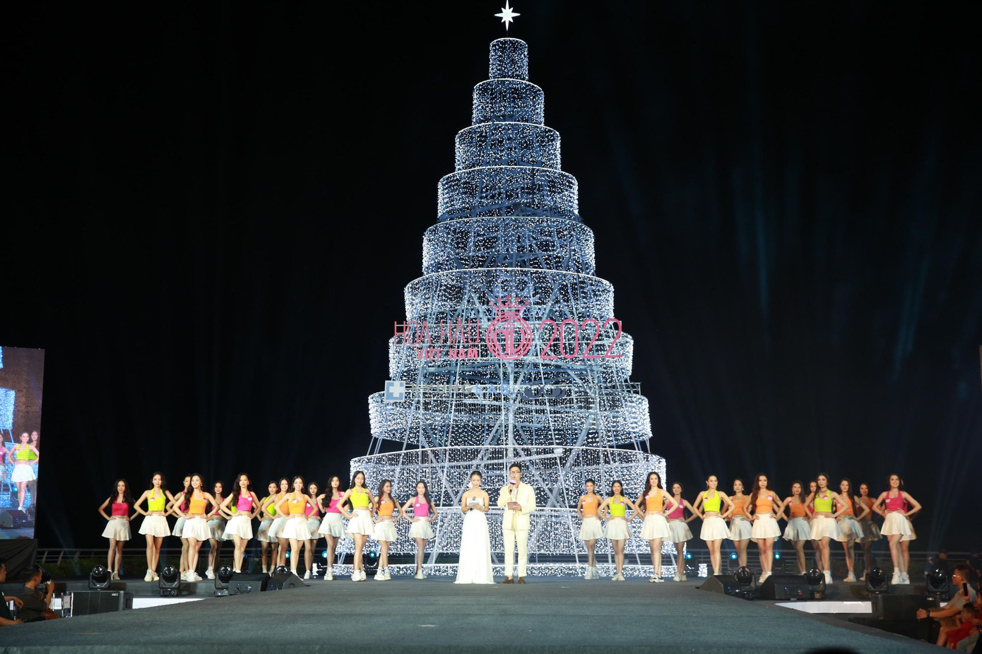 Sân khấu nằm trên đảo thượng lưu SwanBay, kèm theo sàn runway để thí sinh thỏa sức catwalk khoe kỹ năng trình diễn. Điểm đặc biệt còn có cây thông khổng lồ xuất hiện cùng view sông bao quanh sân khấu.