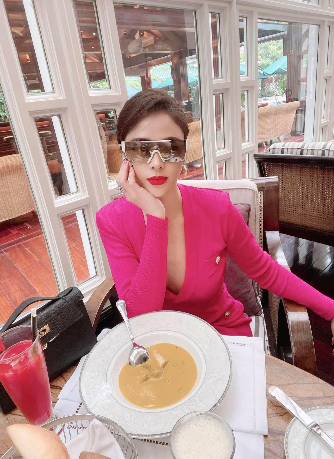 Trước đó, để phù hợp với nhân vật, Lương Thu Trang phải cắt tóc ngắn. Sau khi kết thúc hai dự án phim, nữ diễn viên đã quay trở lại với tóc dài quen thuộc.