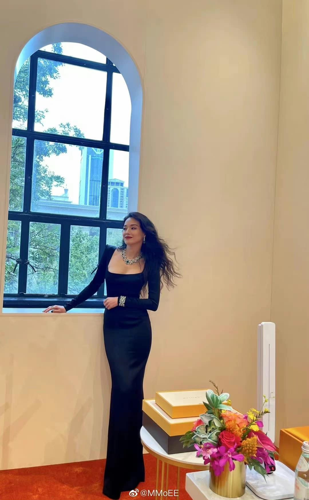 Tấm hình lột tả được vóc dáng nuột nà, gợi cảm, sang trọng của Thư Kỳ trong bộ đầm bó sát.