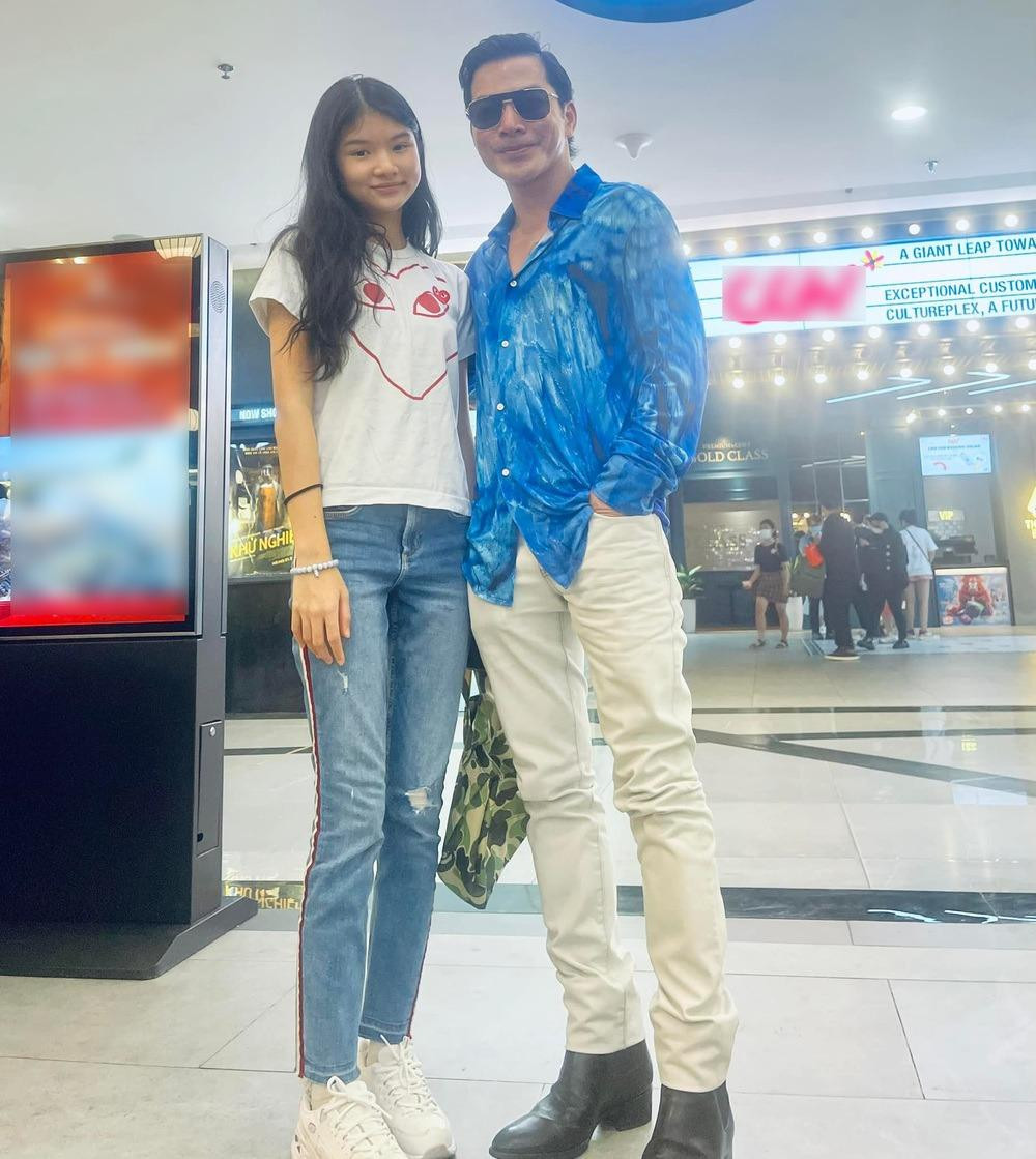 Mới 14 tuổi nhưng Bảo Tiên đã cao sắp bằng bố.