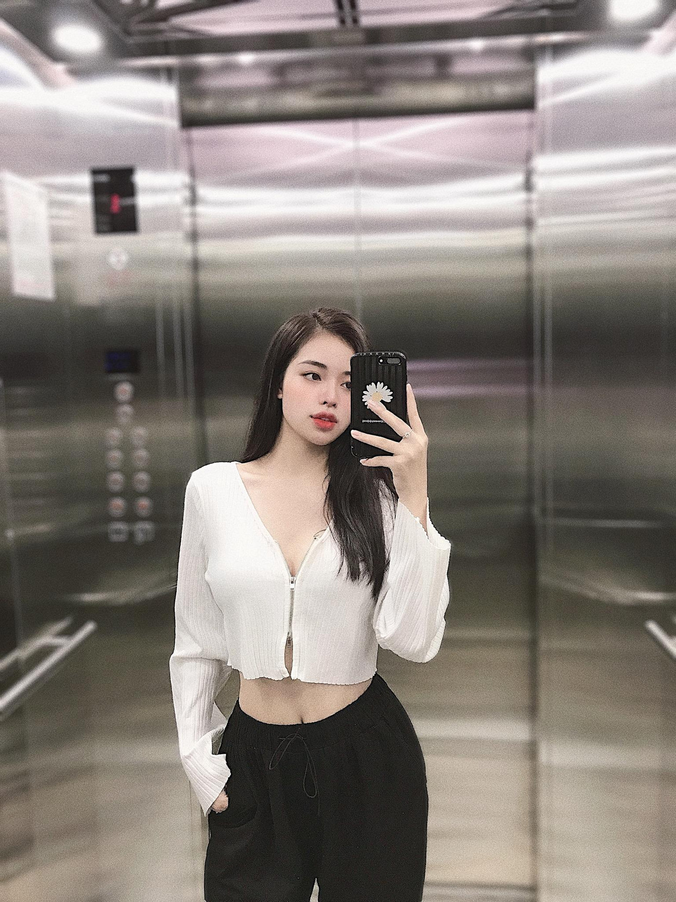 Diễn viên Anh Tuấn mới đây đã thay đổi trạng thái “đã kết hôn” trên trang Facebook cá nhân cùng Lâm Diễm Quỳnh. Dưới bài đăng, nhiều khán giả và đồng nghiệp như diễn viên Ngân Quỳnh, Huyền Lizzie, Duy Nam, dàn sao Phố trong làng: Minh Thu, Duy Khánh,…để lại lời chúc phúc đôi uyên ương.