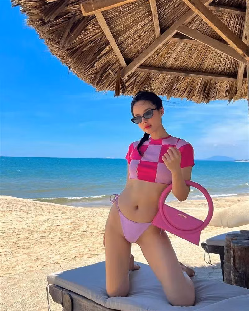 Croptop kẻ ô ngắn được các ngôi sao nhiệt tình diện đi biển. "Cô nàng trendy" Khánh Linh chọn phối với quần nội y màu tím cực kỳ nổi bật.