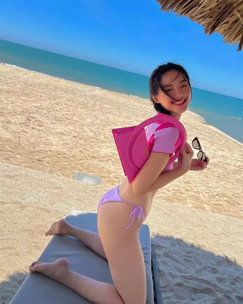 Nữ fashionista khiến nhiều người trầm trồ vì mang vẻ gợi cảm lại rất tươi mới.