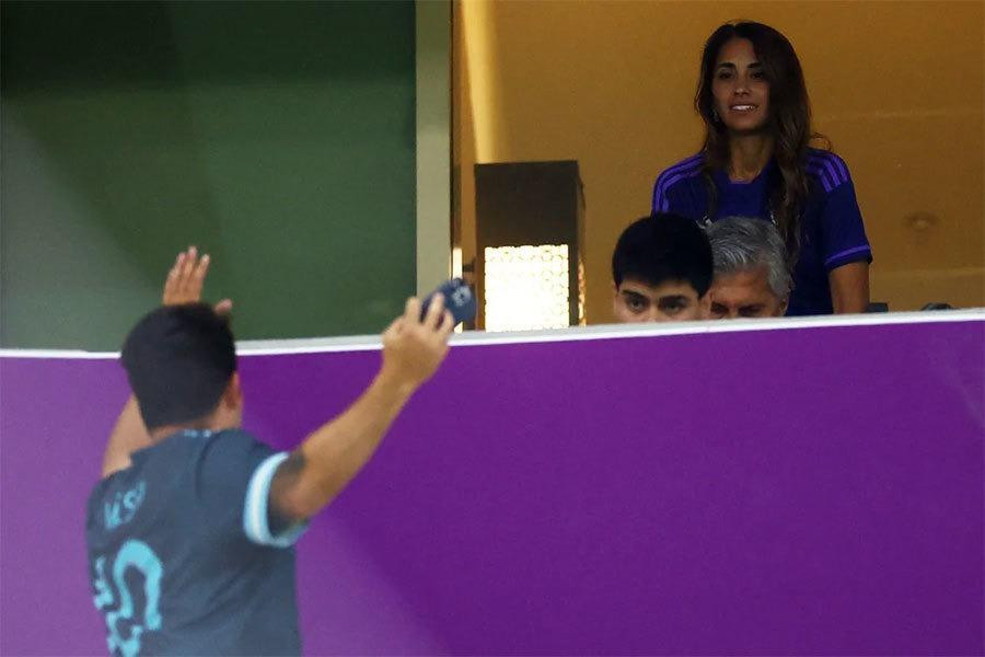 Gia đình siêu sao bóng đá được người hâm mộ dưới khán đài vẫy tay và chụp ảnh.