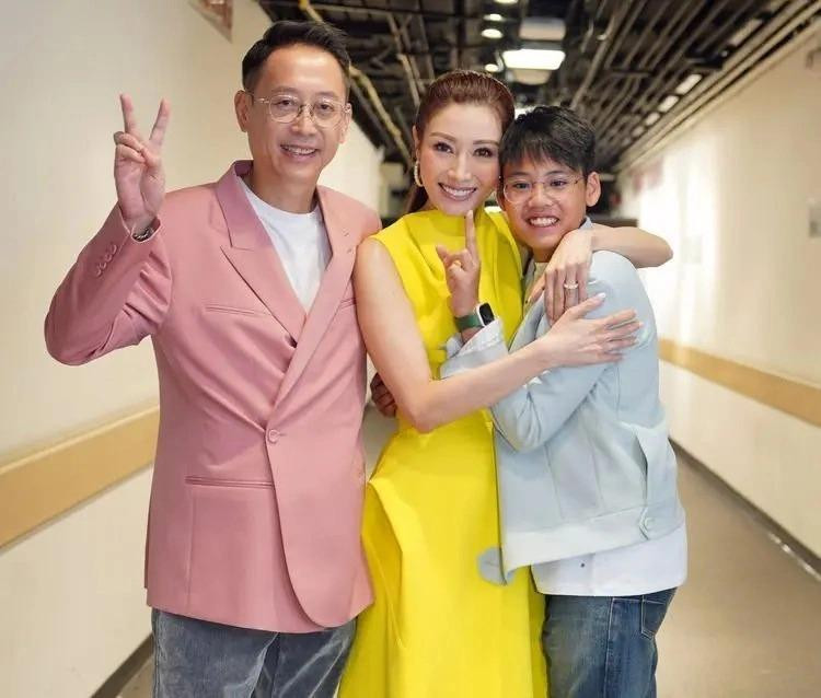 Theo Lý Gia Hân, con trai 11 tuổi trưởng thành, biết tự lập và bận rộn với sở thích riêng. Vì vậy, vợ chồng cô có thời gian đi du lịch, hẹn hò ở nhà hàng.