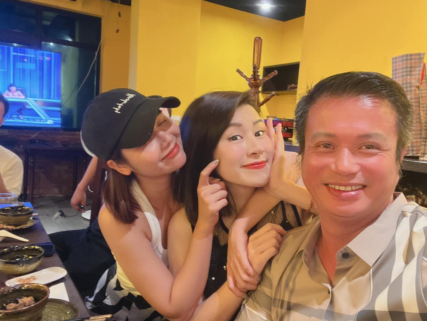 Một số hình ảnh tại buổi tiệc chia tay được Huyền Lizzie đăng tải Một số hình ảnh tại buổi tiệc chia tay được Huyền Lizzie đăng tải