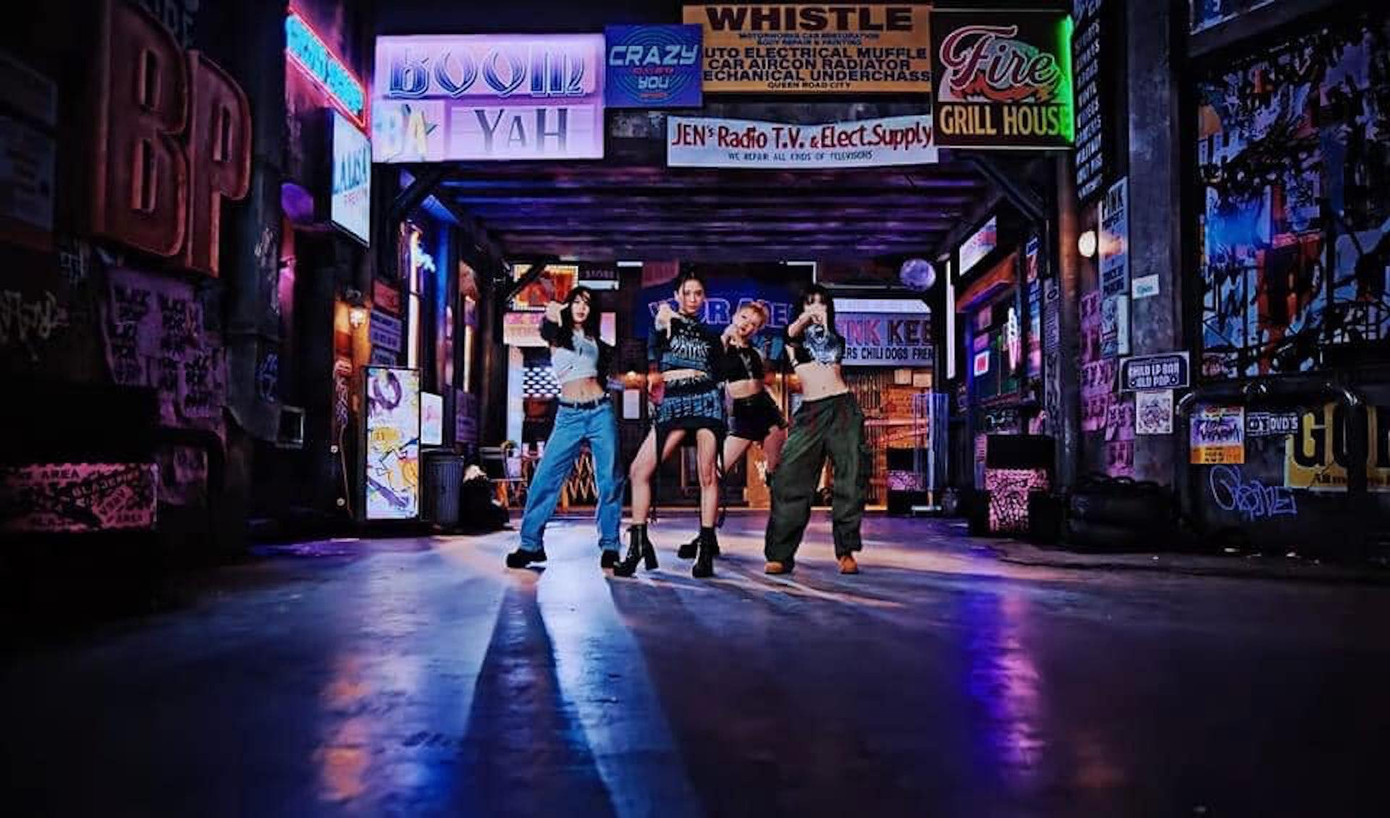 Các bước nhảy cũng tương tự ngón tay hướng xuống đất.