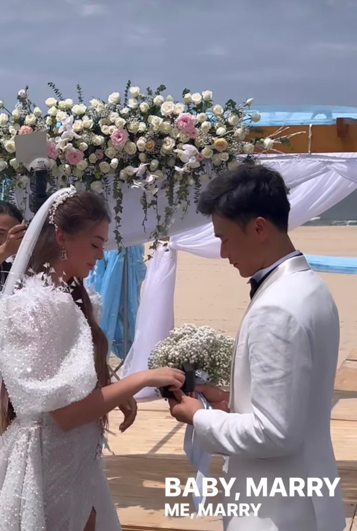 Khoảnh khắc trao nhẫn được cô dâu chia sẻ trên Instagram cá nhân. Khoảnh khắc trao nhẫn được cô dâu chia sẻ trên Instagram cá nhân.