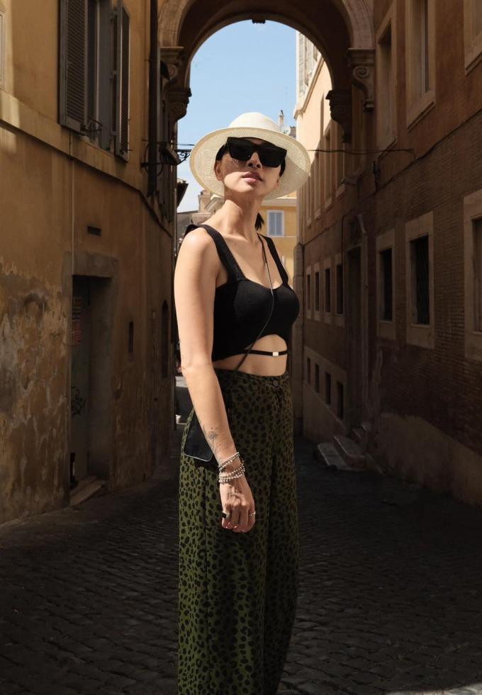 Thời trang trẻ trung khi du lịch trời âu của mỹ nhân 43 tuổi. Ảnh: FBNV