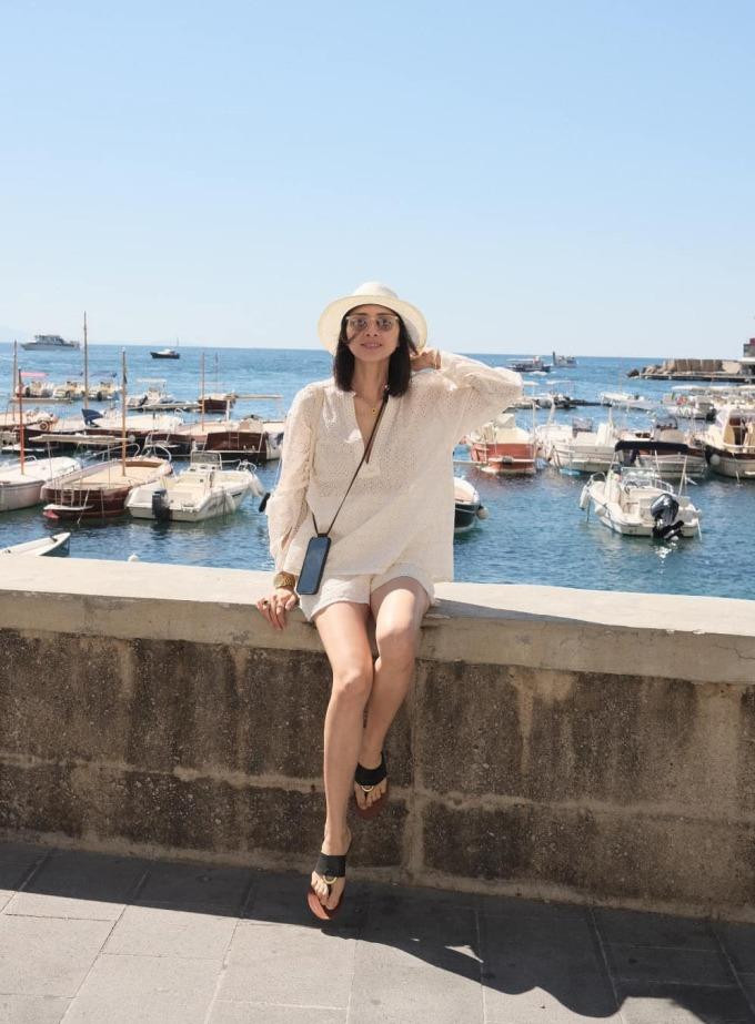 Thời trang trẻ trung khi du lịch trời âu của mỹ nhân 43 tuổi. Ảnh: FBNV