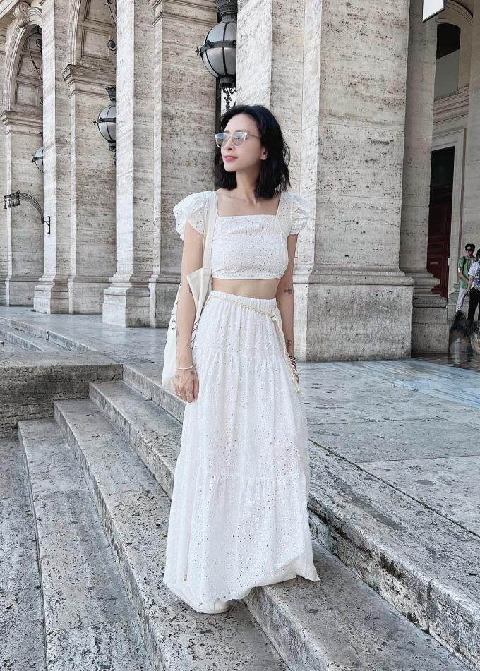 Thời trang trẻ trung khi du lịch trời âu của mỹ nhân 43 tuổi. Ảnh: FBNV