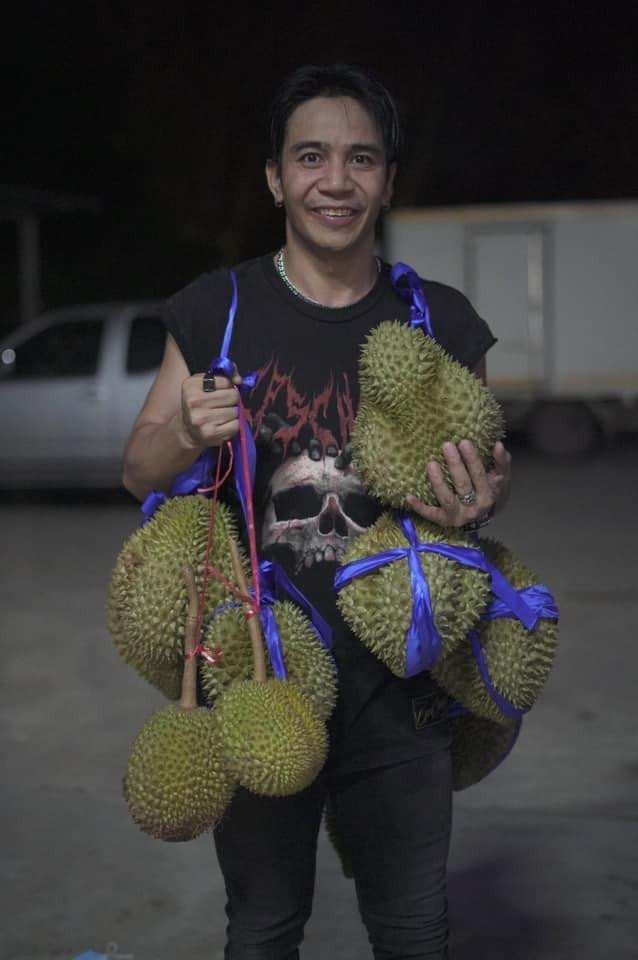 Kong Huayrai sinh năm 1987, tên thật là Akkhardet Yodchampa, là ca sĩ nổi tiếng xứ chùa vàng. Anh từng ra mắt nhiều MV ca nhạc như Boon Kao, Good Boy, Luk Huak. Trang cá nhân của giọng ca 35 tuổi thu hút hơn 1,6 triệu người theo dõi, mỗi bài đăng của anh về các món quà do người hâm mộ tặng đều nhận được tương tác lớn. Kong Huayrai sinh năm 1987, tên thật là Akkhardet Yodchampa, là ca sĩ nổi tiếng xứ chùa vàng. Anh từng ra mắt nhiều MV ca nhạc như Boon Kao, Good Boy, Luk Huak. Trang cá nhân của giọng ca 35 tuổi thu hút hơn 1,6 triệu người theo dõi, mỗi bài đăng của anh về các món quà do người hâm mộ tặng đều nhận được tương tác lớn.