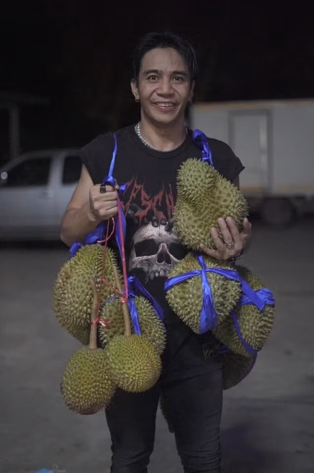 Kong Huayrai sinh năm 1987, tên thật là Akkhardet Yodchampa, là ca sĩ nổi tiếng xứ chùa vàng. Anh từng ra mắt nhiều MV ca nhạc như Boon Kao, Good Boy, Luk Huak. Trang cá nhân của giọng ca 35 tuổi thu hút hơn 1,6 triệu người theo dõi, mỗi bài đăng của anh về các món quà do người hâm mộ tặng đều nhận được tương tác lớn.