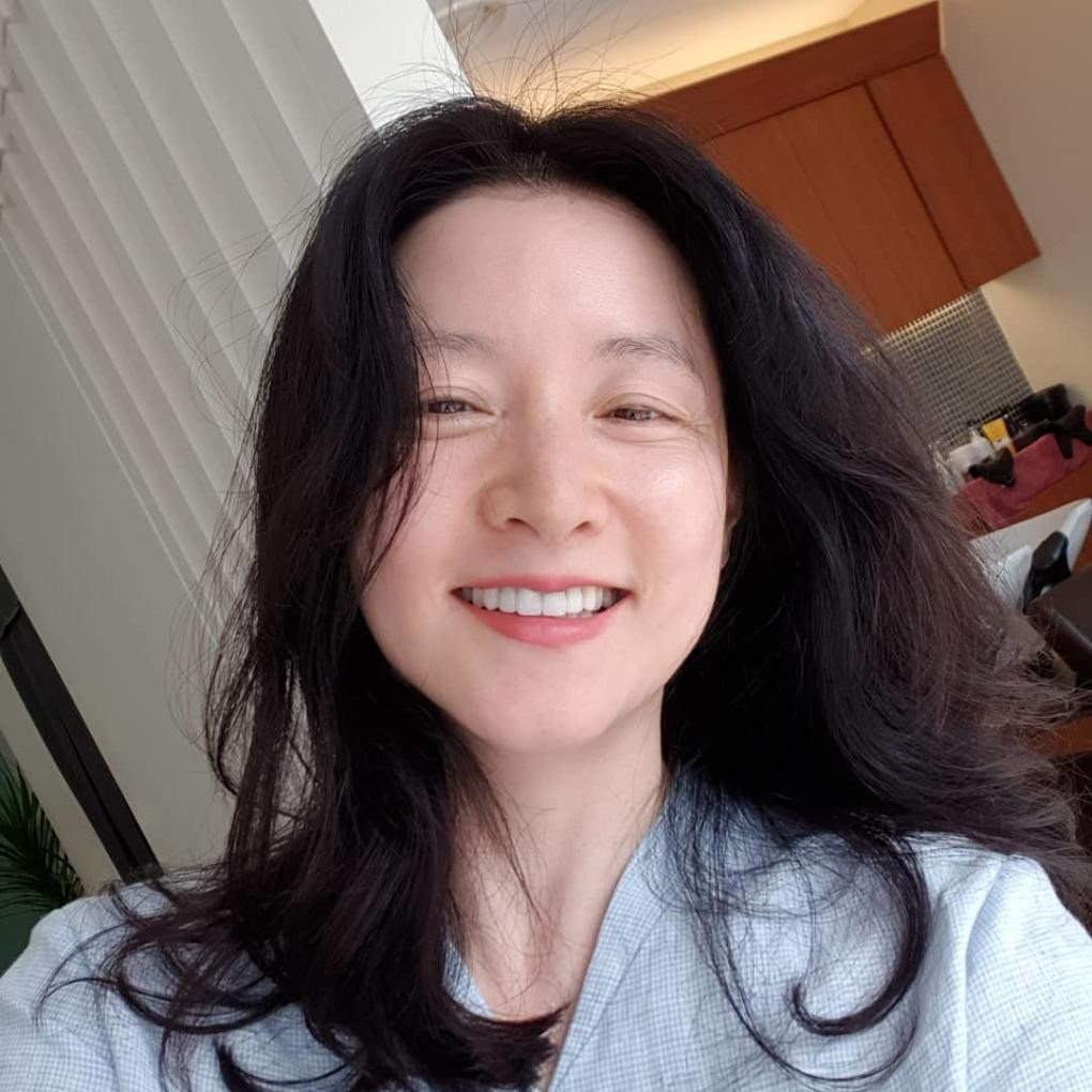 Mặt mộc của Lee Young Ae mịn màng, căng bóng. Mặt mộc của Lee Young Ae mịn màng, căng bóng.
