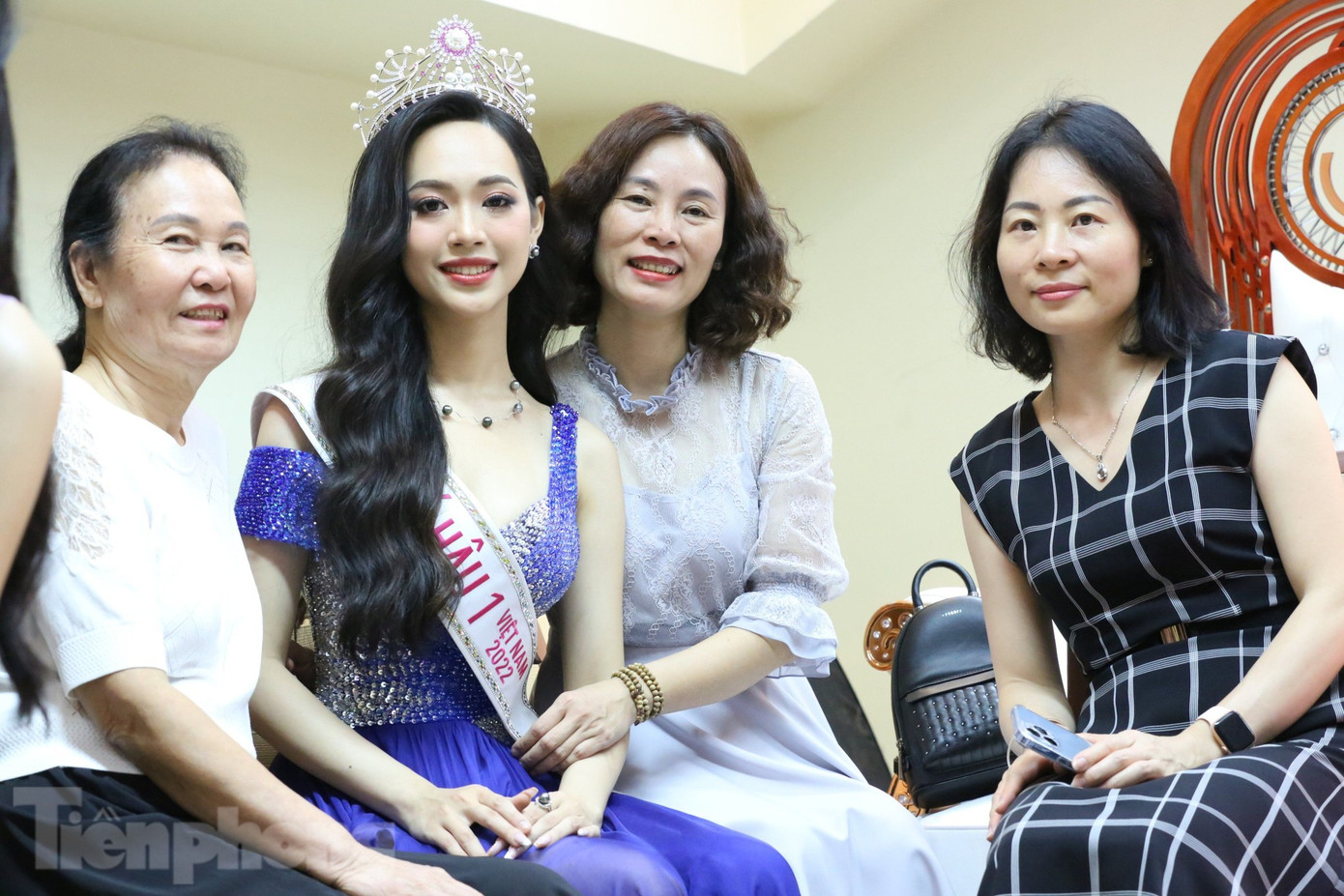 Bà ngoại, mẹ và mợ (váy đen) Trịnh Thùy Linh chờ đến 12h đêm để gặp con/cháu. Ảnh: Trọng Tài. Bà ngoại, mẹ và mợ (váy đen) Trịnh Thùy Linh chờ đến 12h đêm để gặp con/cháu. Ảnh: Trọng Tài.