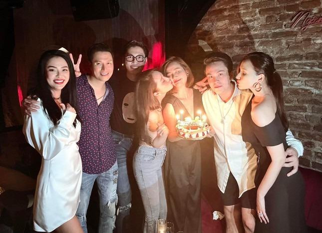 Thời gian trước đó, Đình Tú cũng là khách mời trong tiệc sinh nhật của Huyền Lizzie