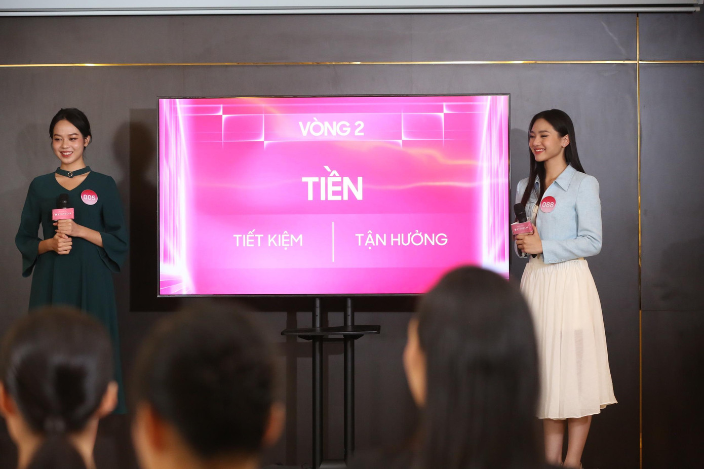 Thí sinh Hoa hậu Việt Nam tranh luận vấn đề tiêu tiền ảnh 26