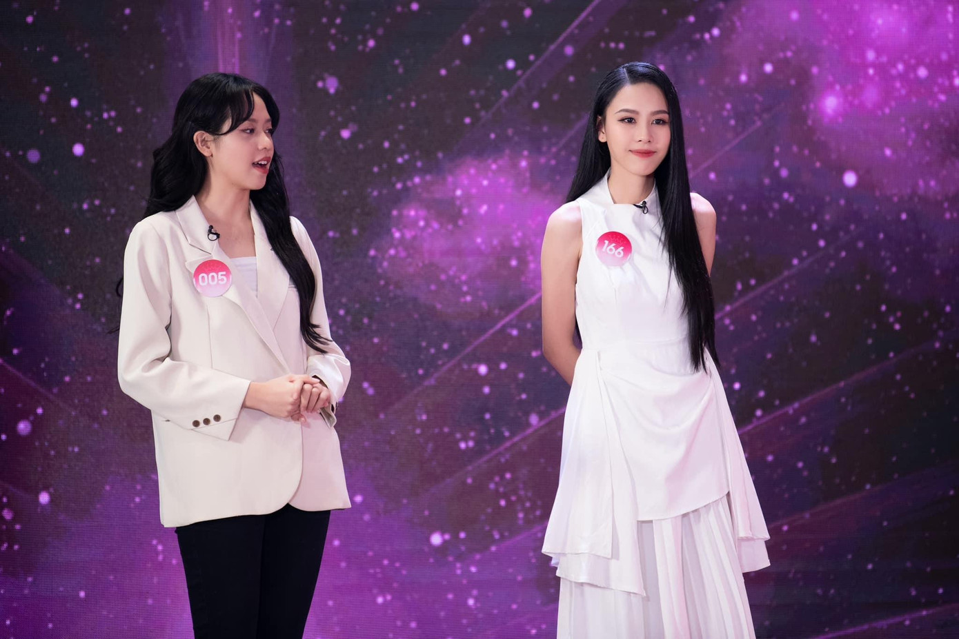 Hai thí sinh Hoa hậu Việt Nam lan tỏa yêu thương đến bà mẹ và trẻ em tại mái ấm Chúc Từ. Hai thí sinh Hoa hậu Việt Nam lan tỏa yêu thương đến bà mẹ và trẻ em tại mái ấm Chúc Từ.