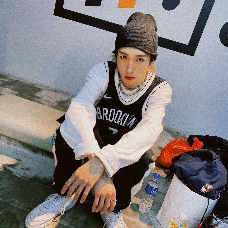 Vũ công A Mo bị màn hình LED rơi thẳng vào người Vũ công A Mo bị màn hình LED rơi thẳng vào người