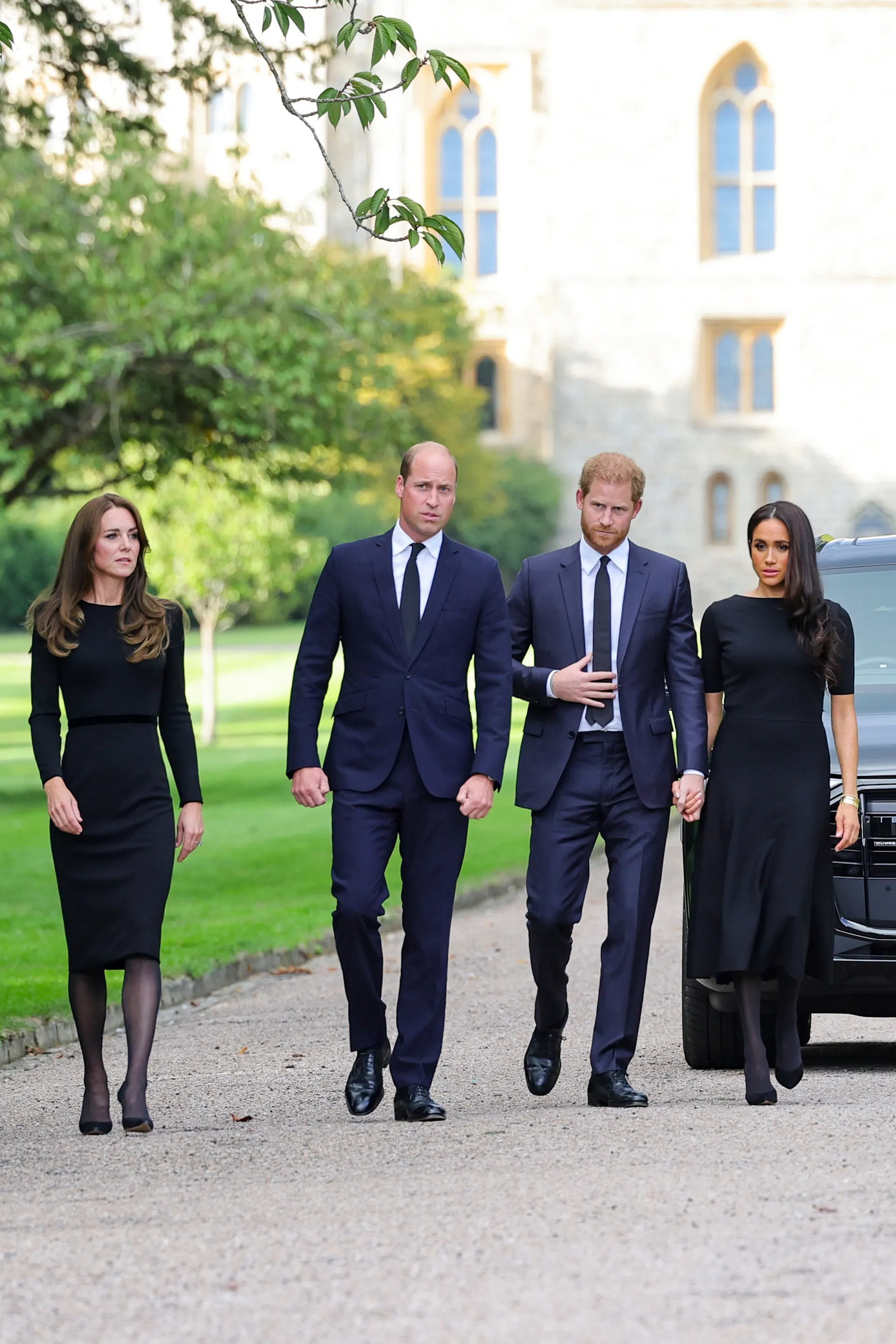 Kate, William, Harry và Meghan gặp lại nhau tại đám tang Nữ hoàng Elizabeth II. Hai gia đình cùng xuất hiện trước công chúng sau 2 năm rưỡi và đi dọc phía phía trước Lâu đài Windsor, xem lời nhắn, bó hoa của người dân gửi cho Nữ hoàng. Ảnh: Getty.