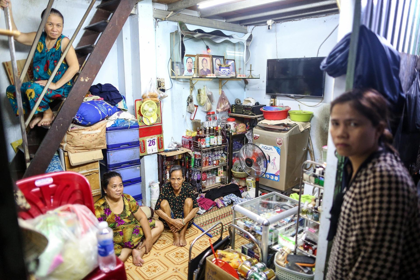 Sống trong sự chật chội lâu ngày nên các thành viên ở đây cũng dần quen với cái khổ. Sống trong sự chật chội lâu ngày nên các thành viên ở đây cũng dần quen với cái khổ.