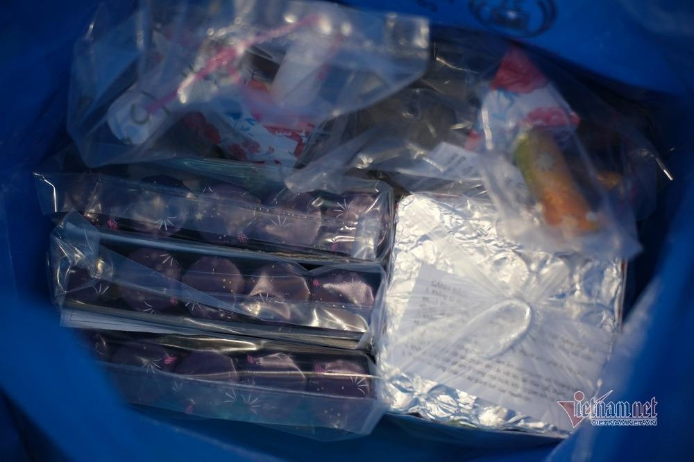 Các sản phẩm pháo hoa được gói sẵn theo combo (ảnh: Trần Chung)