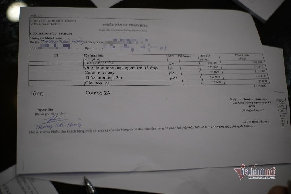 Mức giá combo tại 1 điểm bán pháo hoa tại TPHCM (ảnh: Trần Chung)