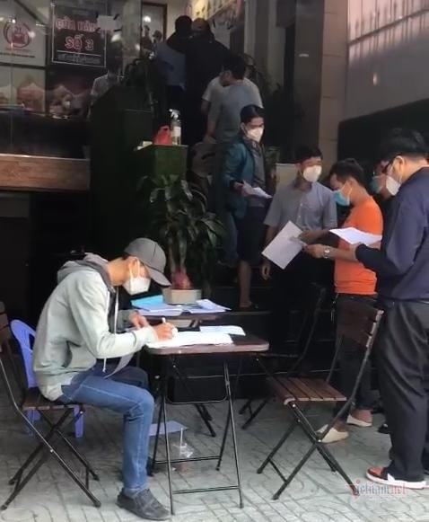 Khách xếp hàng từ 6h sáng mua pháo hoa tại TPHCM (ảnh: Trần Chung)