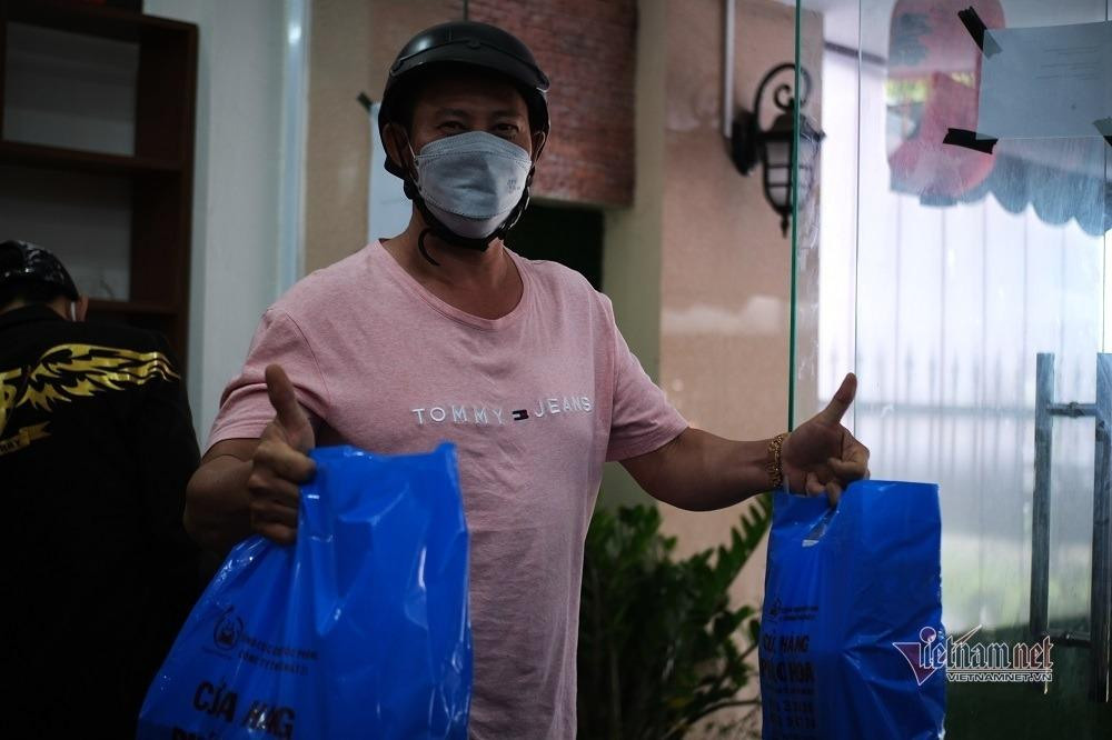 Niềm vui của người dân khi sở hữu sản phẩm pháo hoa Việt Nam (ảnh: Trần Chung)