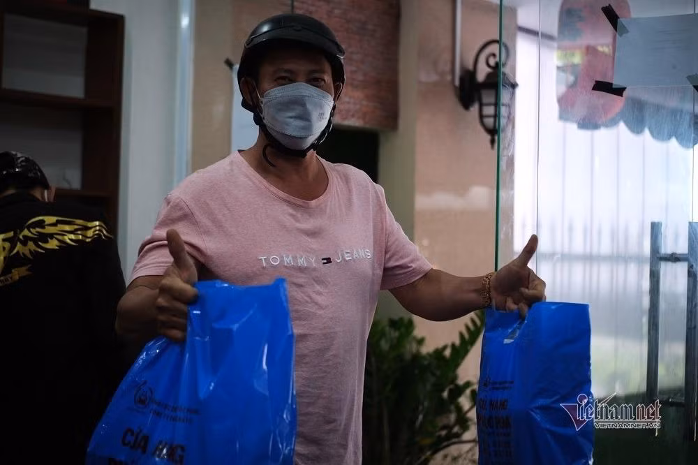 Niềm vui của người dân khi sở hữu sản phẩm pháo hoa Việt Nam (ảnh: Trần Chung)