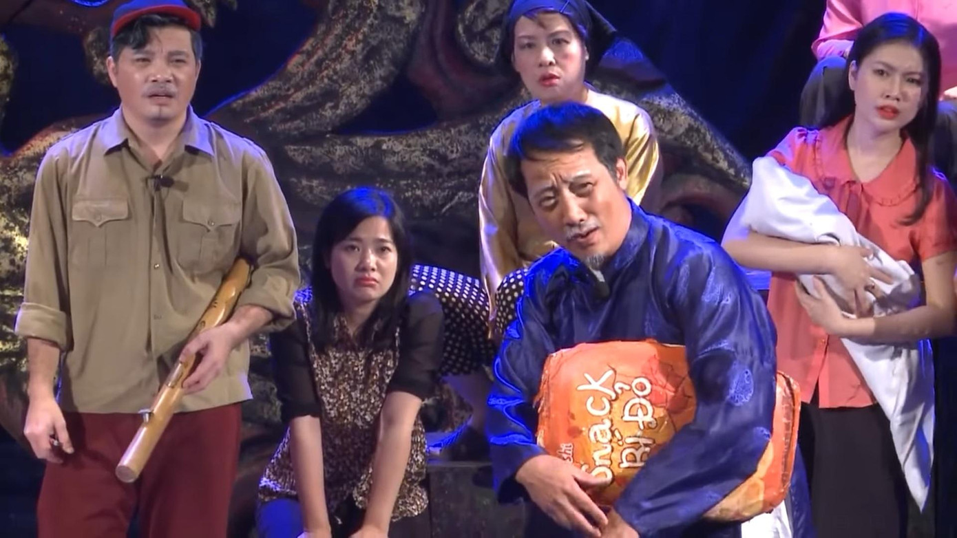 Thanh Bình (áo xanh) và Đàm Hằng trong vở hài kịch Cái...ao làng.