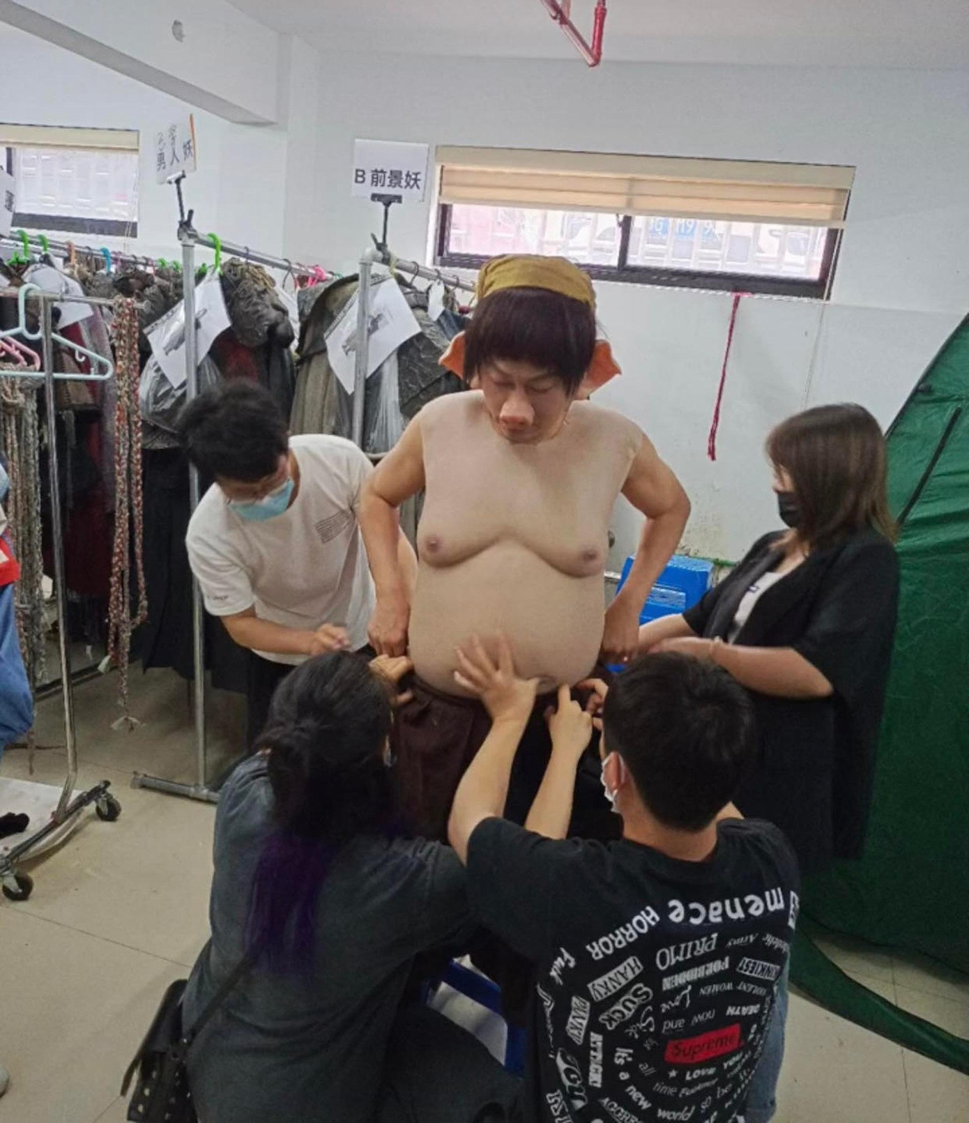 Tiếp đến, tài tử được đội tóc giả. Phần bụng phệ của Trư Bát Giới cần đến 4 nhân viên giúp đỡ. Ảnh: HK01. Tiếp đến, tài tử được đội tóc giả. Phần bụng phệ của Trư Bát Giới cần đến 4 nhân viên giúp đỡ. Ảnh: HK01.