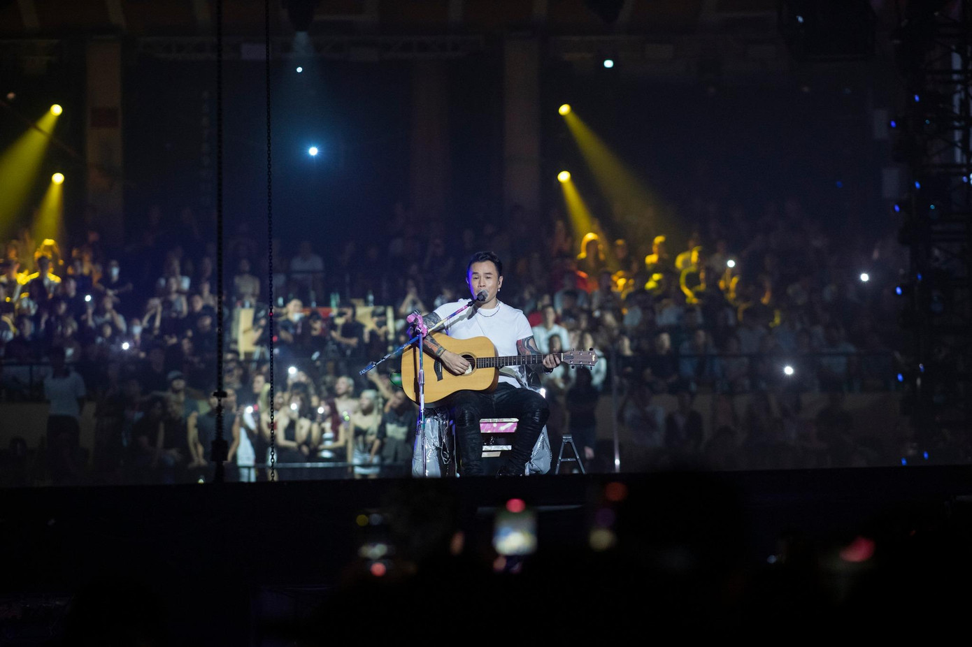 Phía khán đài, Châu Bùi nhiệt tình cổ vũ, cô hô vang "Anh yêu ơi" khiến khán giả bên cạnh reo hò. Phía khán đài, Châu Bùi nhiệt tình cổ vũ, cô hô vang "Anh yêu ơi" khiến khán giả bên cạnh reo hò.