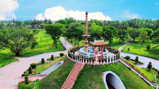 Thanh niên CATP Hà Nội thành kính tưởng nhớ các anh hùng liệt sĩ tại Thành cổ Quảng Trị.