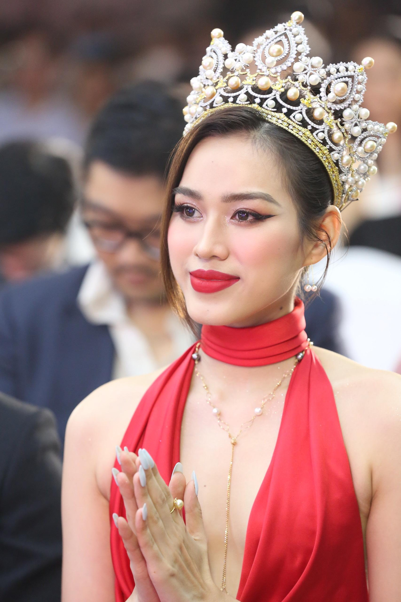 Hoa hậu Việt Nam 2022 Đỗ Thị Hà nổi bật trên thảm đỏ với bộ váy cắt xẻ gợi cảm. Người đẹp xứ Thanh chia sẻ cảm xúc hồi hộp trước khi kết thúc nhiệm kỳ. Hoa hậu Việt Nam 2022 Đỗ Thị Hà nổi bật trên thảm đỏ với bộ váy cắt xẻ gợi cảm. Người đẹp xứ Thanh chia sẻ cảm xúc hồi hộp trước khi kết thúc nhiệm kỳ.