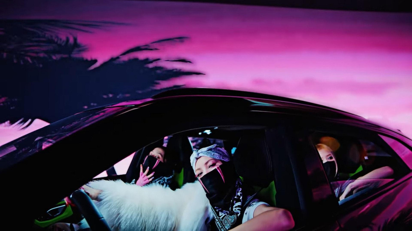 Cảnh lái ôtô trong MV của BlackPink (trái) và MV của COLLAR.