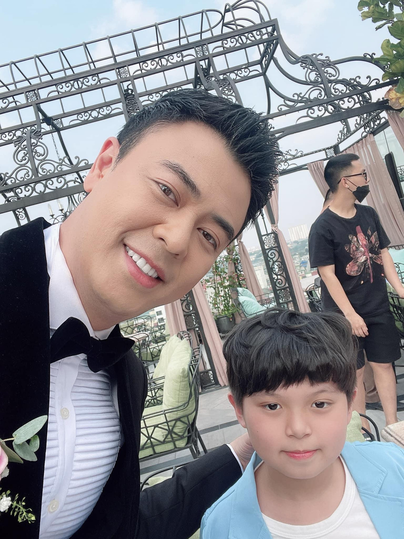 Đây có thể là một buổi tiệc kỷ niệm ngày cưới của cặp đôi Duy Anh - Dung (Thúy An)