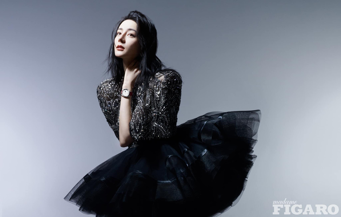 Chiếc mũi cao trứ danh, “gương mặt như búp bê sống” của Địch Lệ Nhiệt Ba. Chiếc mũi cao trứ danh, “gương mặt như búp bê sống” của Địch Lệ Nhiệt Ba.