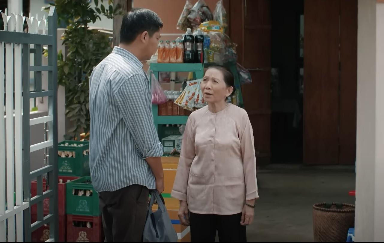 Hào nhờ mẹ gỡ rối giúp mình. Ảnh: CMH. Hào nhờ mẹ gỡ rối giúp mình. Ảnh: CMH.