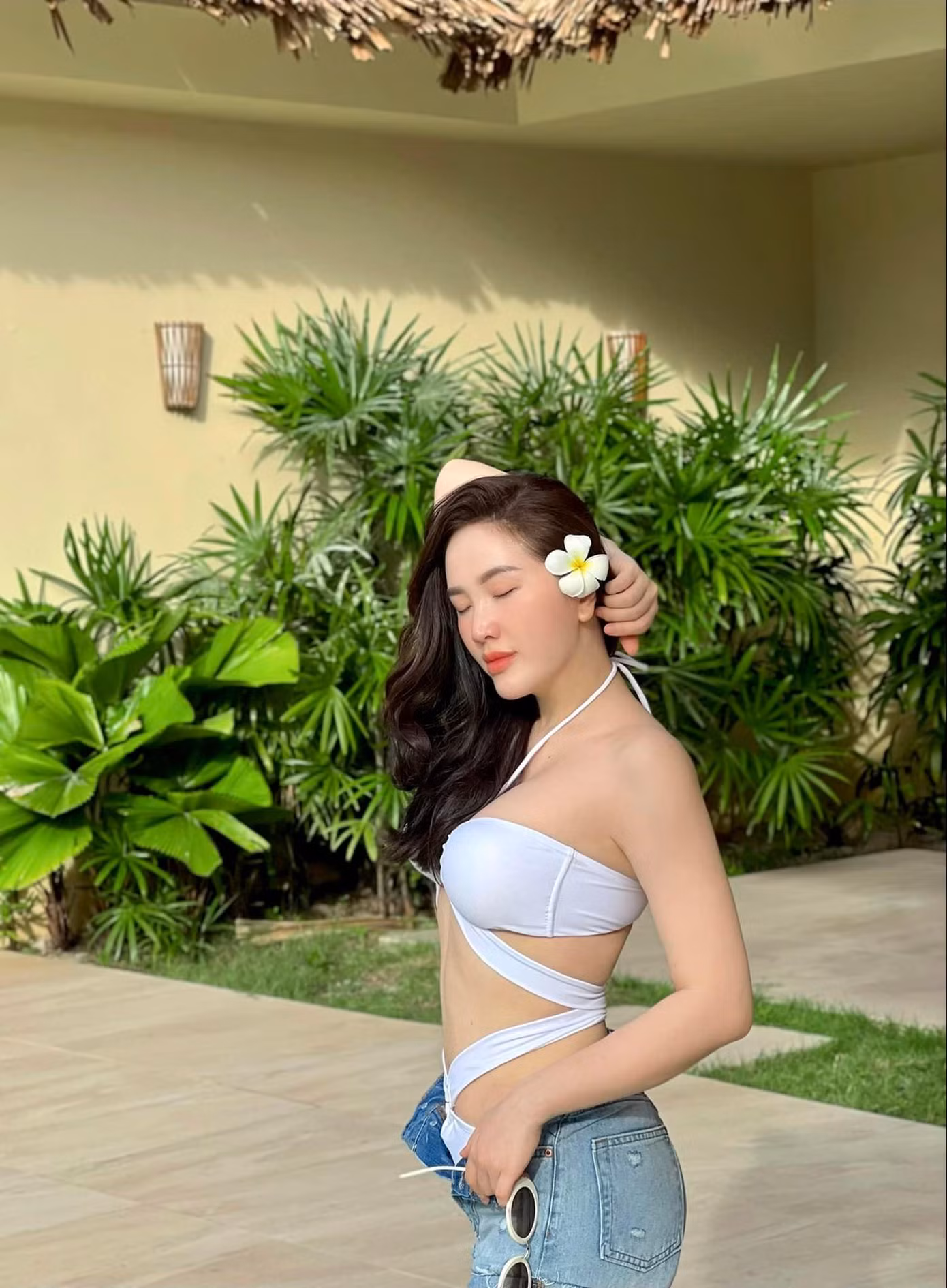 Bảo Thy cuốn hút trong bộ bikini trắng kết hợp cùng quần short jeans