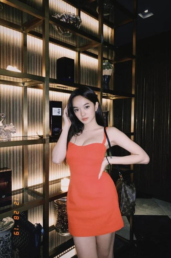 Nữ diễn viên sinh năm 1999 còn sở hữu vòng 1 đẫy đà. Thời điểm mới vào nghề, khán giả nhớ đến cô qua hình ảnh "mỹ nhân vòng 1 khủng" nhiều hơn là tài năng.